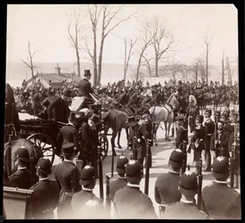 1898年にニューヨークのグラントの墓でハリソン大統領と一緒に馬車を取り囲んでいる群衆と軍人の様子（銀ゼラチンプリント）